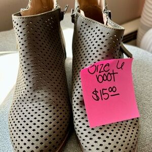 Various women’s shoes